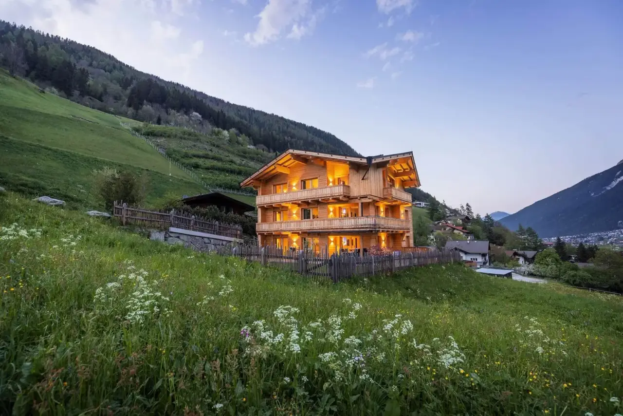 Ferienhaus in Neustift im Stubaital am Abend — 6 Ferienhäuser von Michael